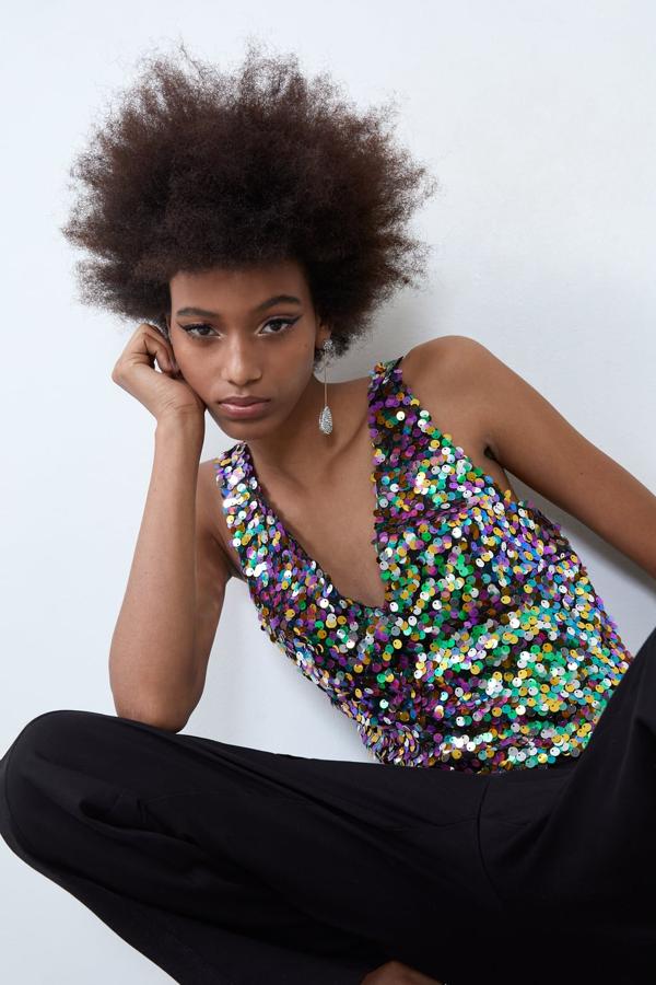 El clásico eyeliner es una de las opciones que nunca falla y sobre todo si te decides por un delineado que consiga alargar y agrandar aún más tu mirada. Otro imprescindible, en el caso de que te decantes por esta opción, es el iluminador en la zona del lagrimal y bajo el arco de la ceja.