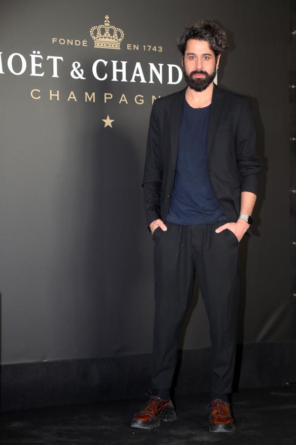 El diseñador Moisés Nieto con un traje más informal.