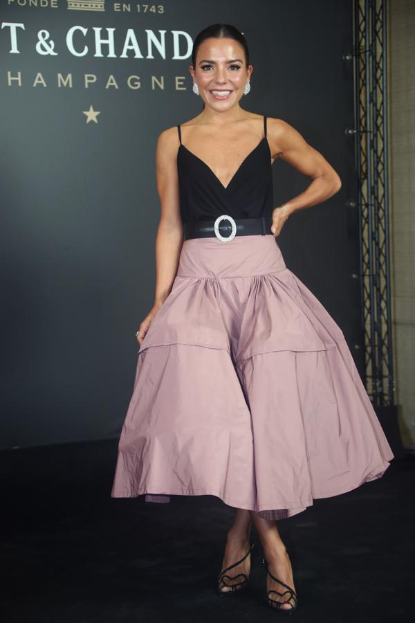 La influencer Paula Ordovás con un look firmado por Juan Vidal. Una falda estrucutrada en rosa empolvado que combinó con un top de tirantes y cinturón.