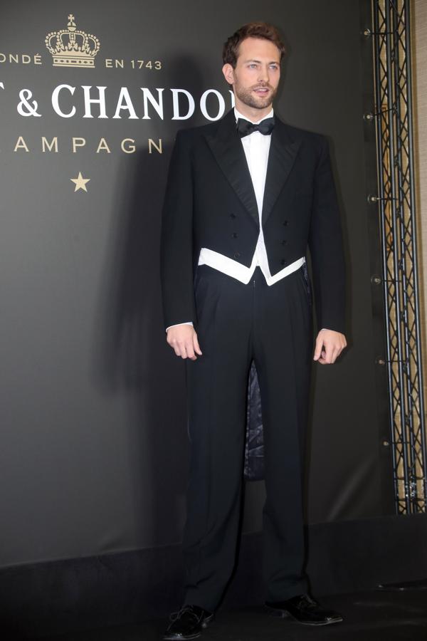 El actor Peter Vives muy original con esmoquin combinado.