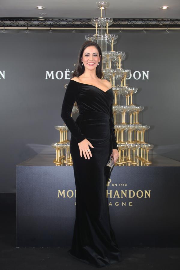 La actriz Veronica Perona con un vestido largo de terciopelo negro de Chiara Boni La Petite Robe que combinó con zapatos y clutch de Jimmy Choo.
