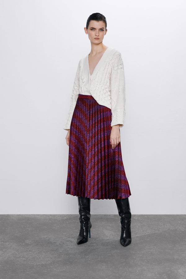 Hilo metalizado aplicado a contraste en dos colores que es difícil que se encuentren más acertadamente, el morado y el rojo. Es de Zara y cuesta 39,95 euros.