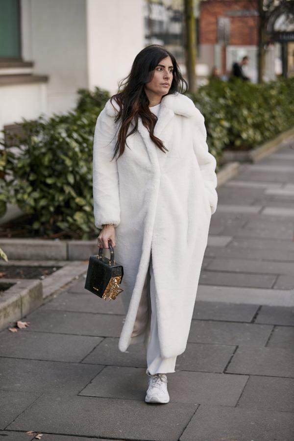 Abrigo XXL tipo peluche combinado con sneakers y bolso joya.