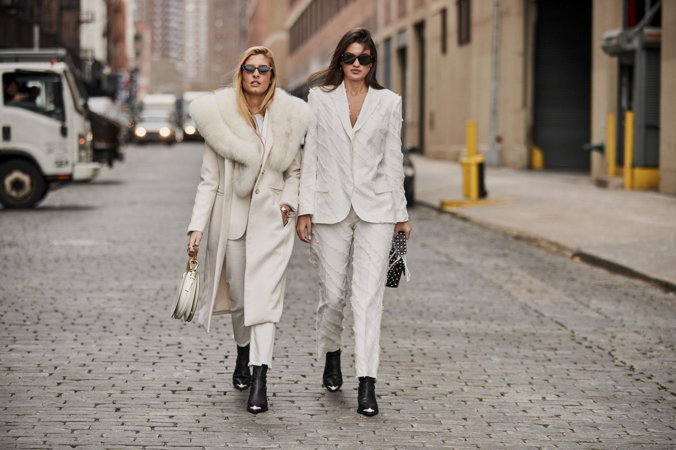 Marta Lozano y Teresa Andrés son dos de las influencers que se han unido a esta tendencia. Pasearon por Nueva York con dos looks total white y botines cowboy negros.