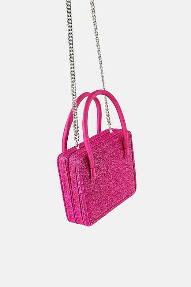 En este modelo de Zara, la cadena es extraible, para que lo uses también como bolso de mano.