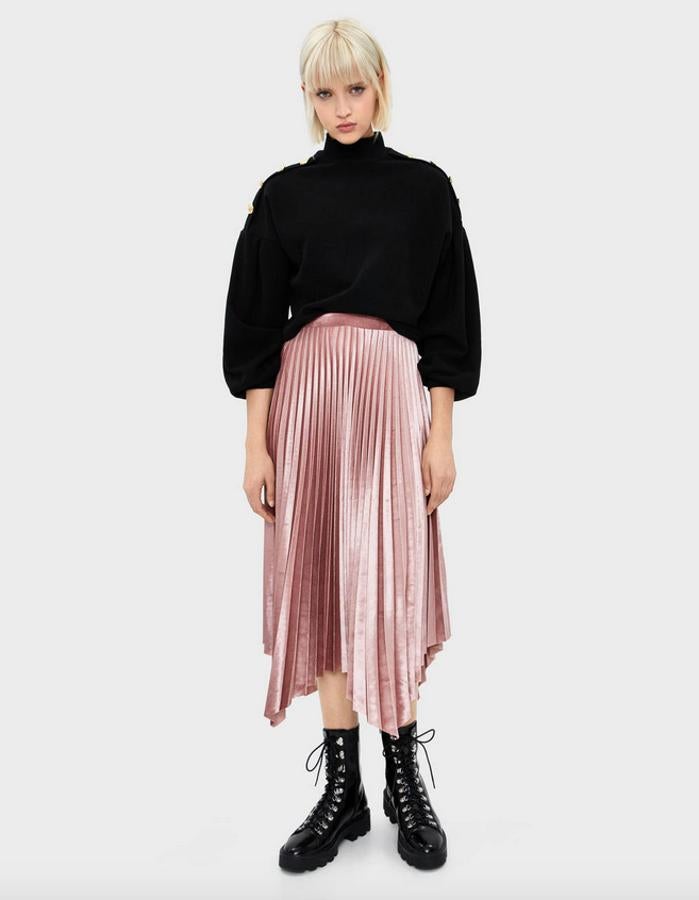 Con acabado desigual, confeccionada en terciopelo rosa, esta falda midi plisada se adapta a la fiesta con un diseño muy atractivo. Cuesta 22,99 euros y la puedes encontrar en Bershka.