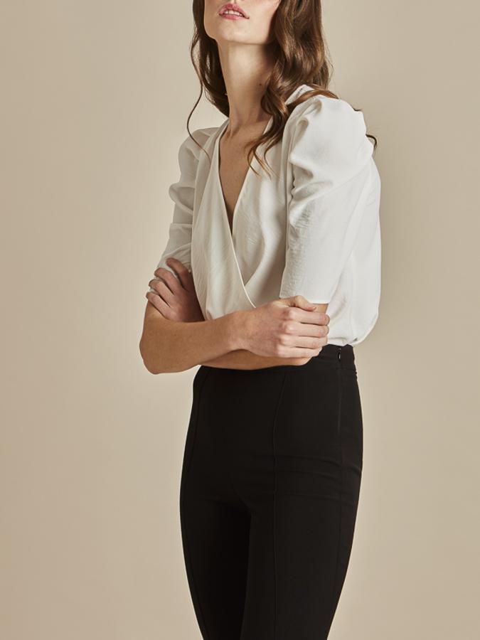Body blanco cruzado con mangas farol (59,99 euros).