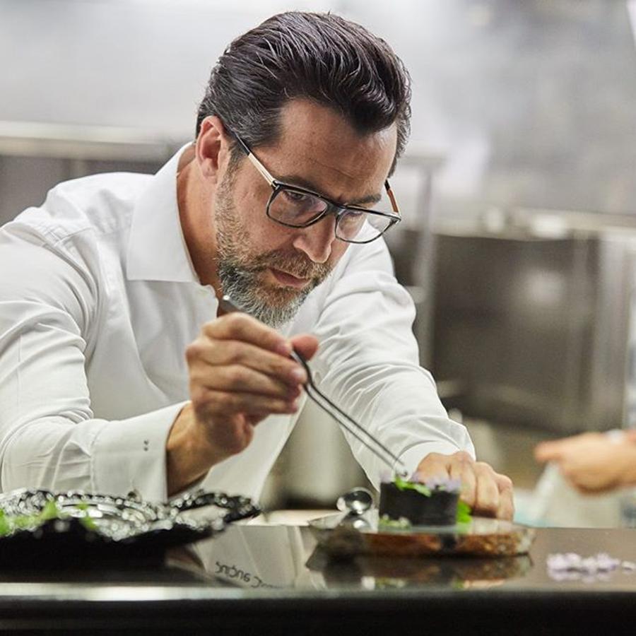 El chef Quique Dacosta (en el centro), en su restaurante homónimo de Dénia.