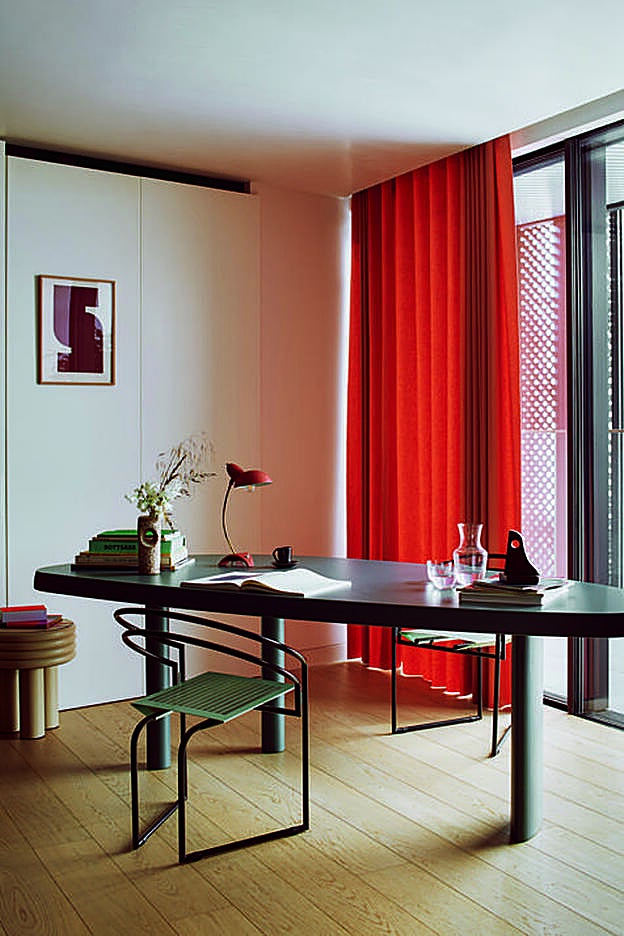 El estudio tiene como protagonista una mesa de Charlotte Perriand (Cassina) y unas sillas de finales de los 80 de Mario Botta. Las cortinas rosa, de Kvadrat, matizan la luz y dan continuidad, ya que se repiten en cada habitación.