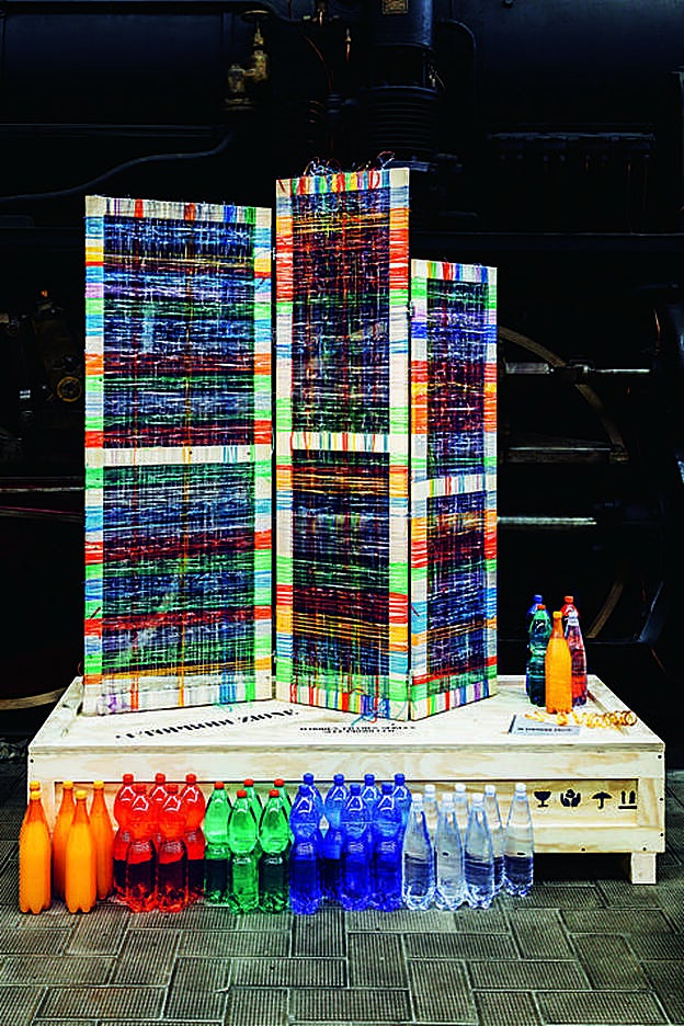 Muchos creadores, desde Patricia Urquiola (tumbona de abajo) a Barnaba Fornasetti, Marcel Wanders o Massimiliano Locatelli (arriba), aceptaron el reto de diseñar con materiales reciclados. Así, botellas de plástico se pueden convertir, por ejemplo, en un biombo.