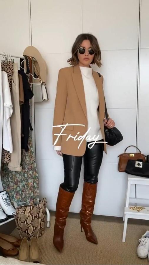 Para el viernes, Alexandra Pereira combina la blazer con un jersey de Asos, un pantalón efecto piel negro también de Asos, las botas marrones de Jimmy Choo y un bolso de Chanel.