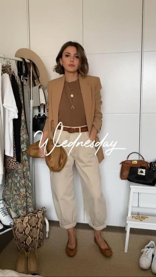 Para el miércoles, Alexandra Pereira prefiere conjuntarla con los slouchy de Zara beige, una camiseta básica de Asos, manoletinas efecto piel de serpiente marrones de Josefinas y un bolso de mano de Bottega Veneta.