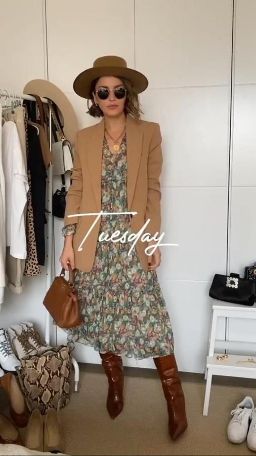 Para el martes, Alexandra Pereira opta por combinarla con un vestido de flores midi de Zara, botas altas marrones de Jimmy Choo, bolso a juego de Fendi y un sombrero de Raceu.