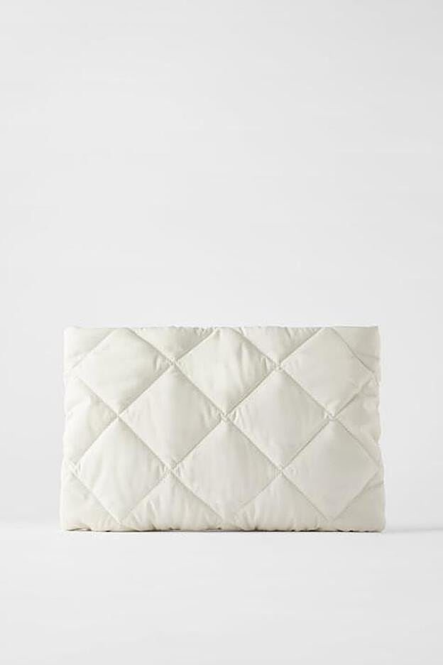 Bolso sobre de mano de Zara casi blanco.