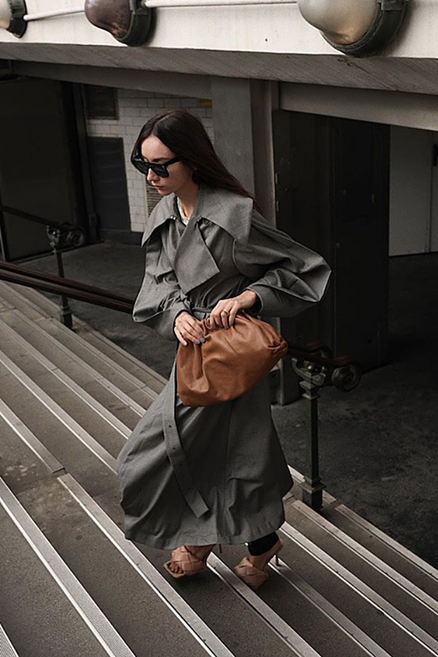 El clutch gigante de Bottega Veneta también en color marrón.