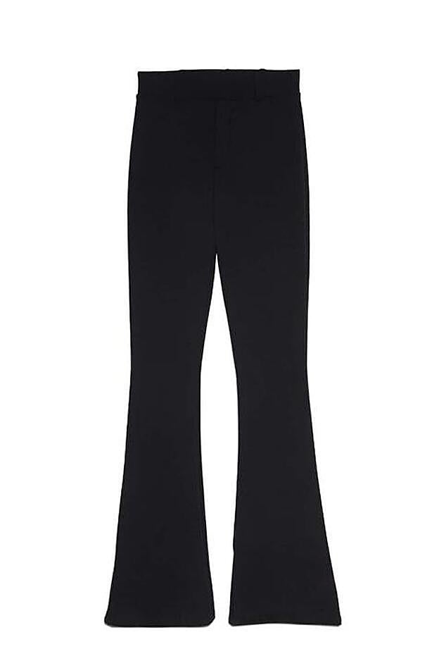 Pantalón flare punto liso (19,99 euros).
