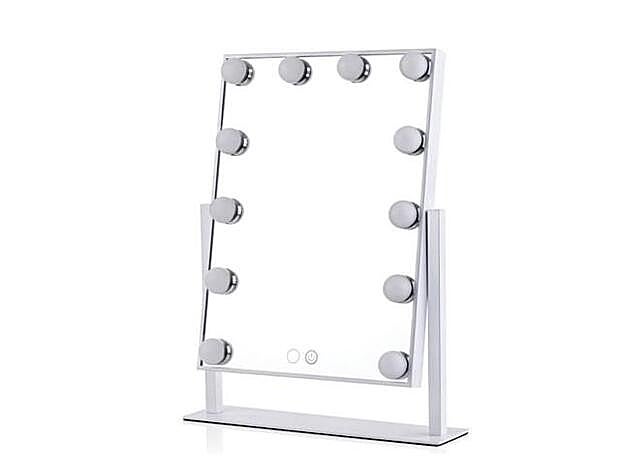 El espejo de diseño más clásico incluye altavoces y puertos USB.