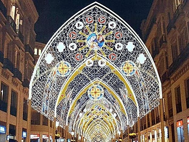 Arco que cubre una de las arterias principales de Málaga, en la calle Larios