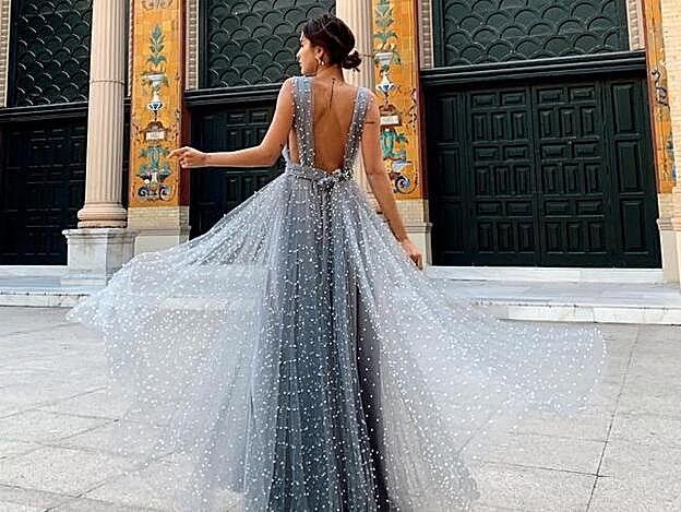 Parte trasera del vestido con detalle de lazada a la espalda