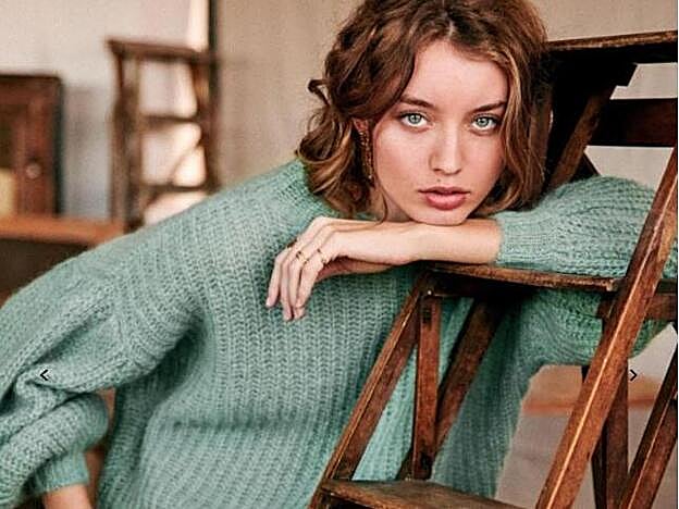 El jersey de Sézane está disponible en gris claro y verde aguamarina