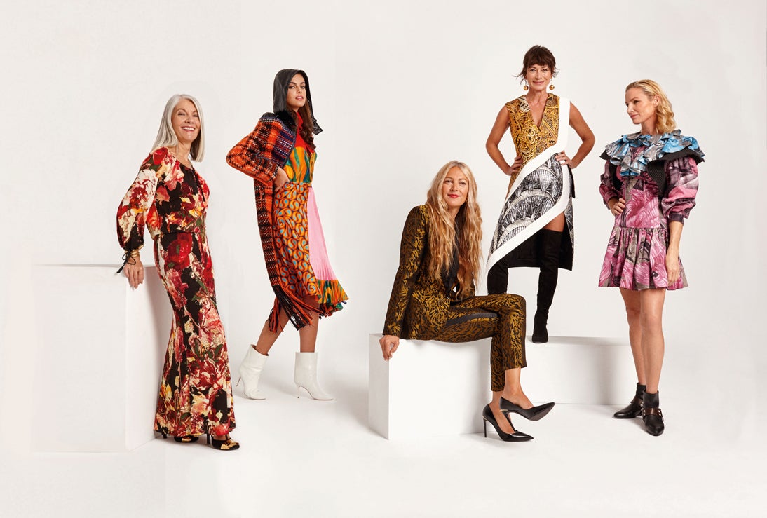 De izquierda a derecha: la diseñadora Camino Villa lleva vestido de Jean Paul Gaultier y zapatos de Yves Saint Laurent. La modelo Carmen Celli, con abrigo y vestido de Marni y botas de Stuart Weitzman. La estilista y directora creativa de Lola Li Amparo Utrilla, sentada, con look de Lola Li y zapatos de Louis Vuitton; en el centro, la interiorista, diseñadora de muebles y socia de la firma Kike Keller Celia Montoya lleva vestido de Louis Vuitton, pendientes de Marni y botas de Geox; y la consultora de moda Cristina Ordovás viste total look de Louis Vuitton.