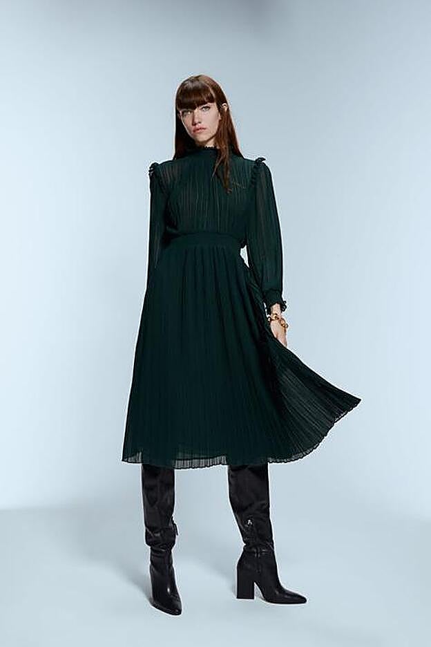 La otra apuesta de Zara por el verde es este vestido midi plisado.