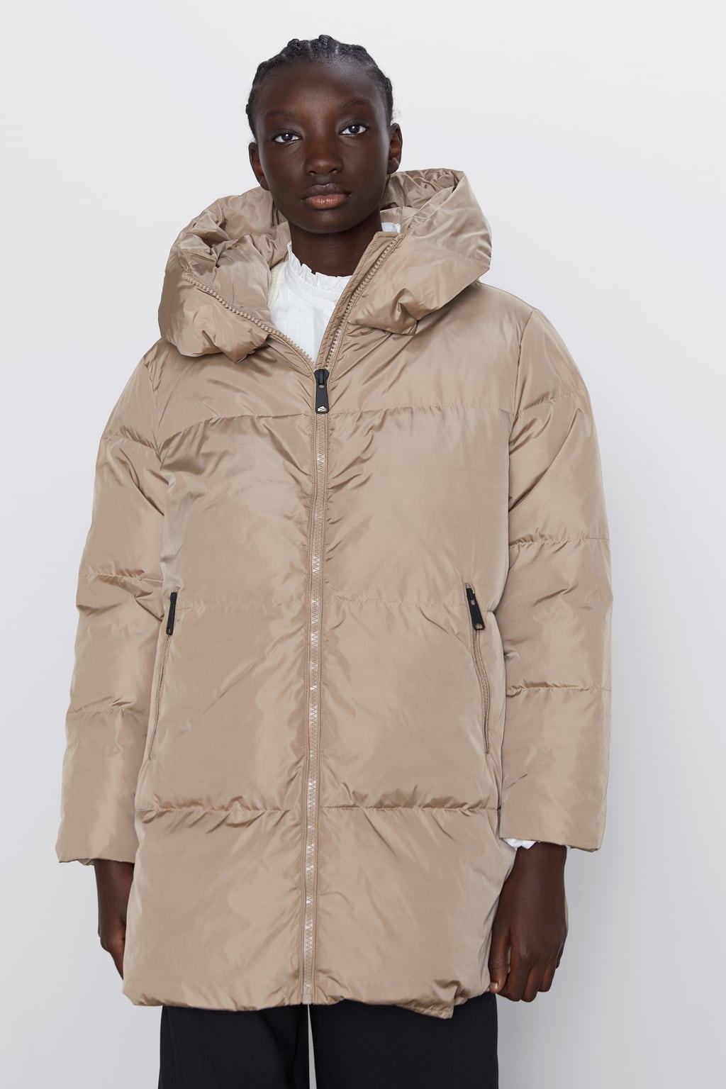 Abrigo acolchado en tono beige. Uno de los best seller de la temporada. Disponible también en tono negro. (69,95 euros).