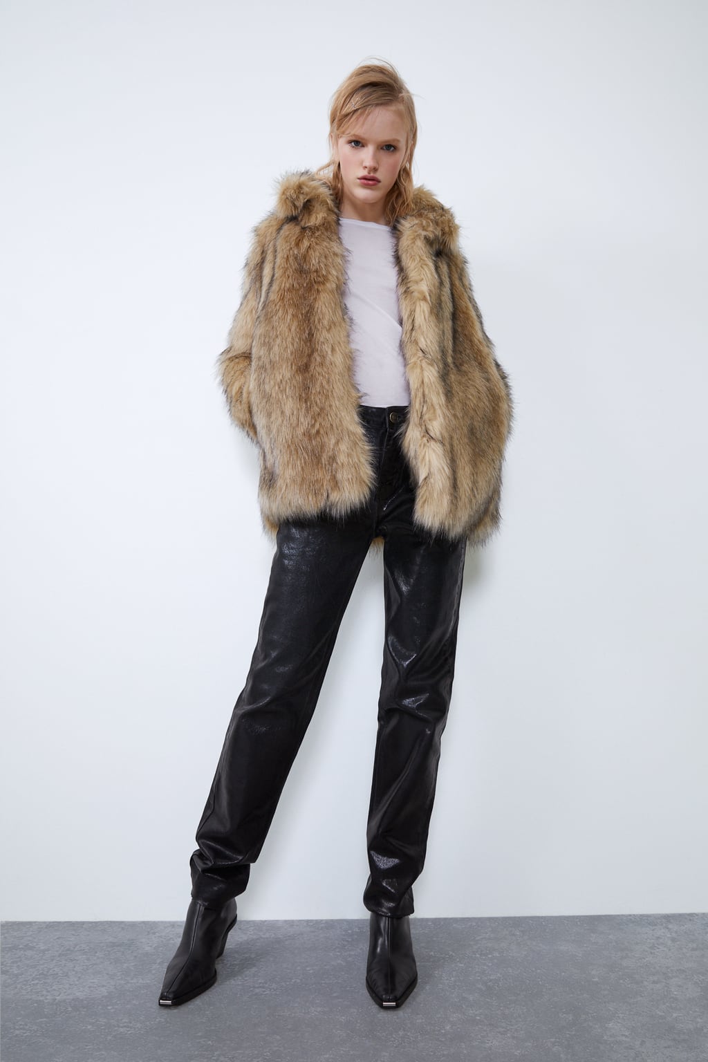 Para el día a día o para looks de noche. chaqueta de pelo de Zara. (69,95 euros).