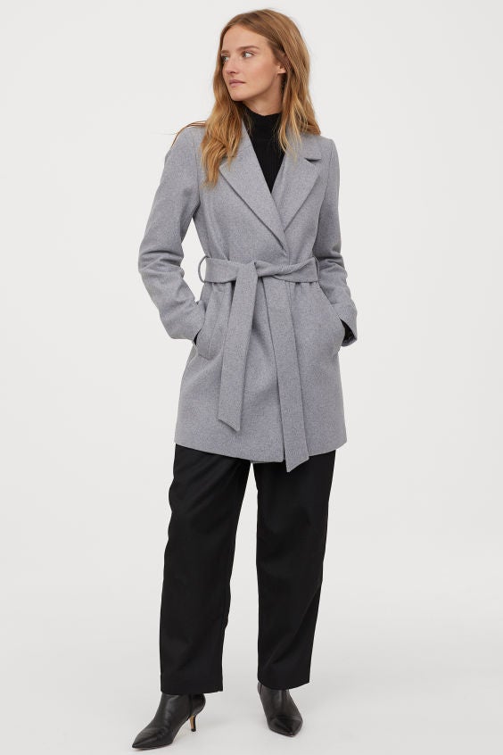 ¿Para lucir tipazo? Hazte con un abrigo de paño con cinturón. (69,99 euros).