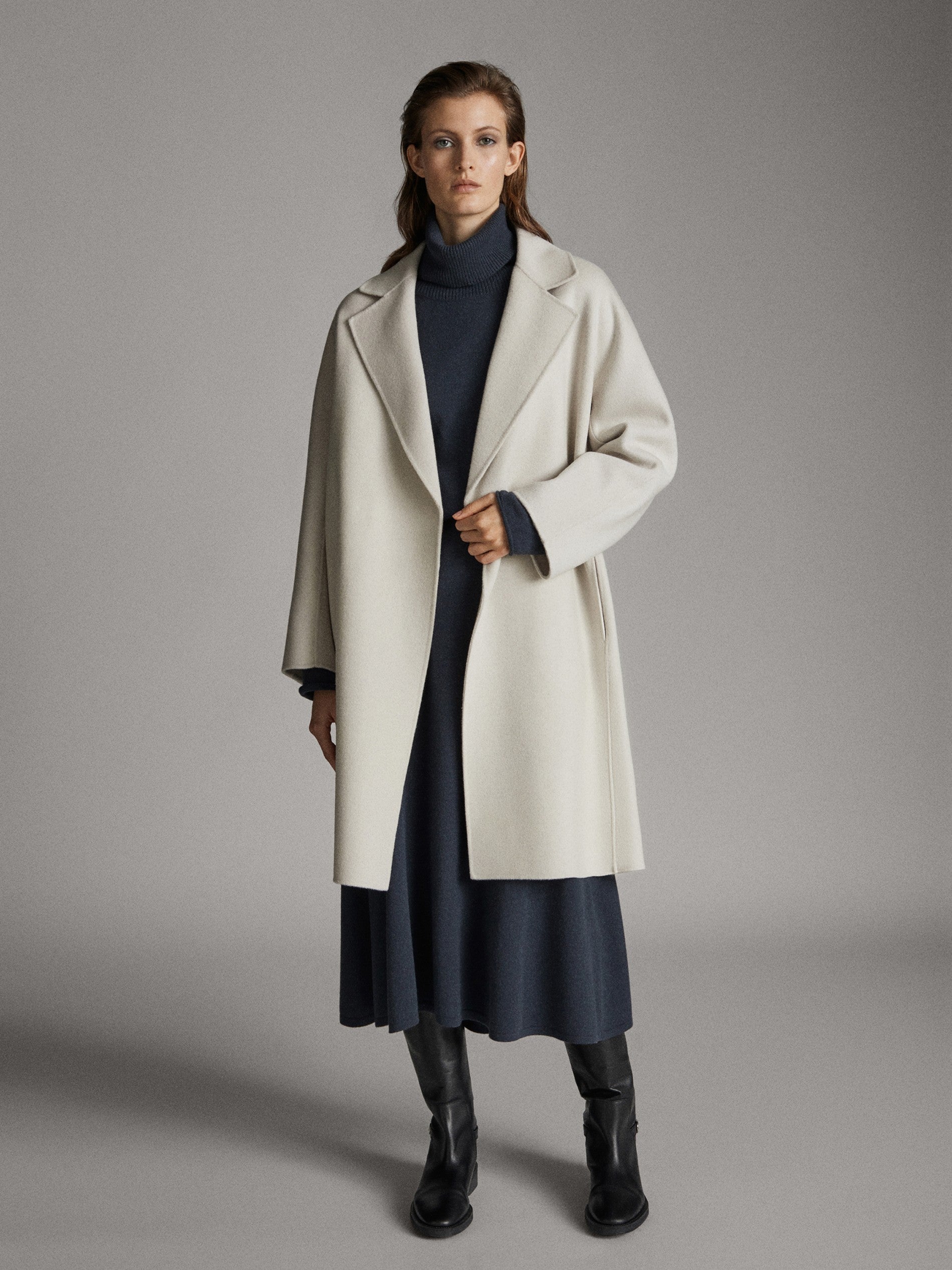 Elegancia y sofisticación a partes iguales: abrigo lana de Massimo Dutti. (199,99 euros). Perfecto para crear  total looks blancos  y ser la reina del street style.