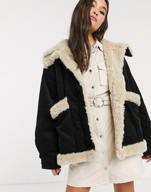 Chaqueta combinada pana y borreguito de TopShop.  En Asos por 95,99 euros.