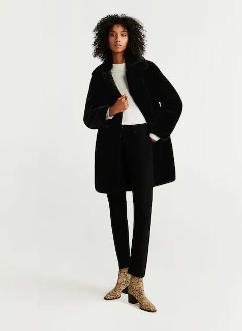 Un básico imprescindible y calentito: abrigo negro de pelo. Encuéntralo en Mango por 69,99 euros.