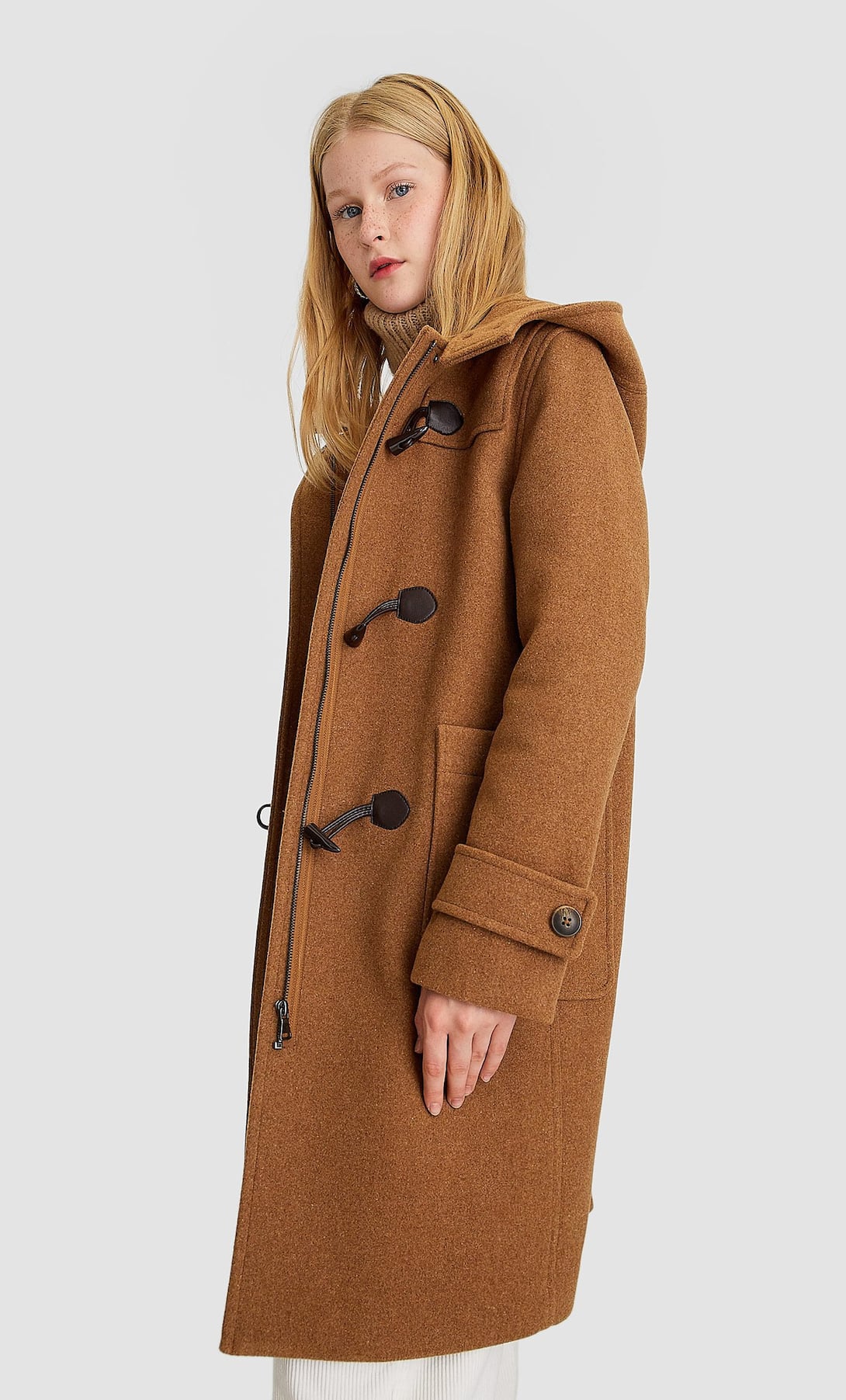 La trenca ha vuelto con fuerza esta temporada  y Stradivarius también tiene su versión (69,99 euros).