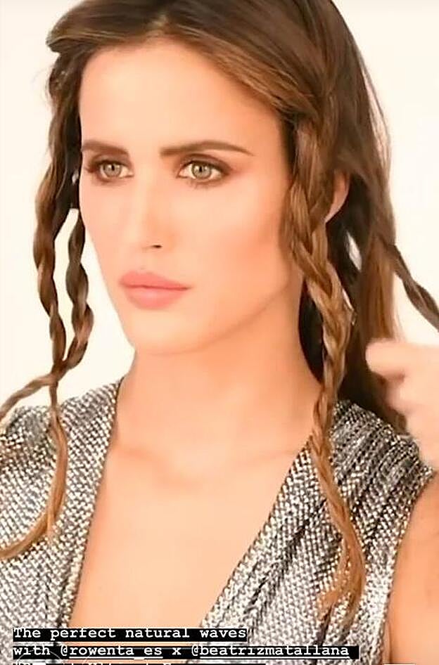 Para conseguir esas ondas naturales tendrás que dividir el cabello en trenzas como Alex Rivière.