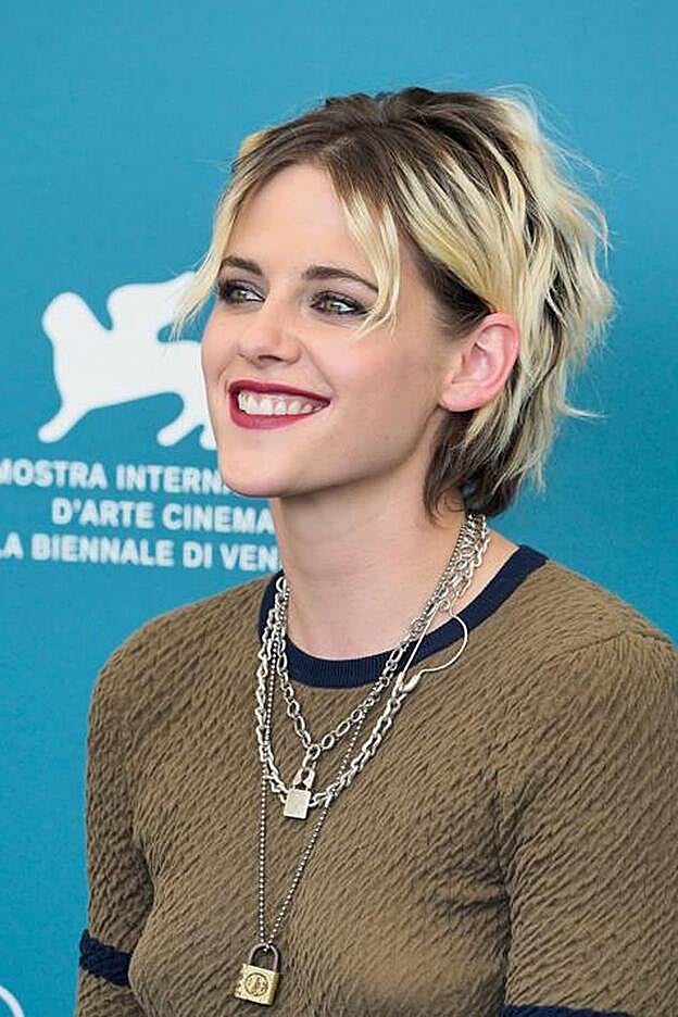 Kristen Stewart optó aquí por un look sacado del libro de estilo de los años 90.