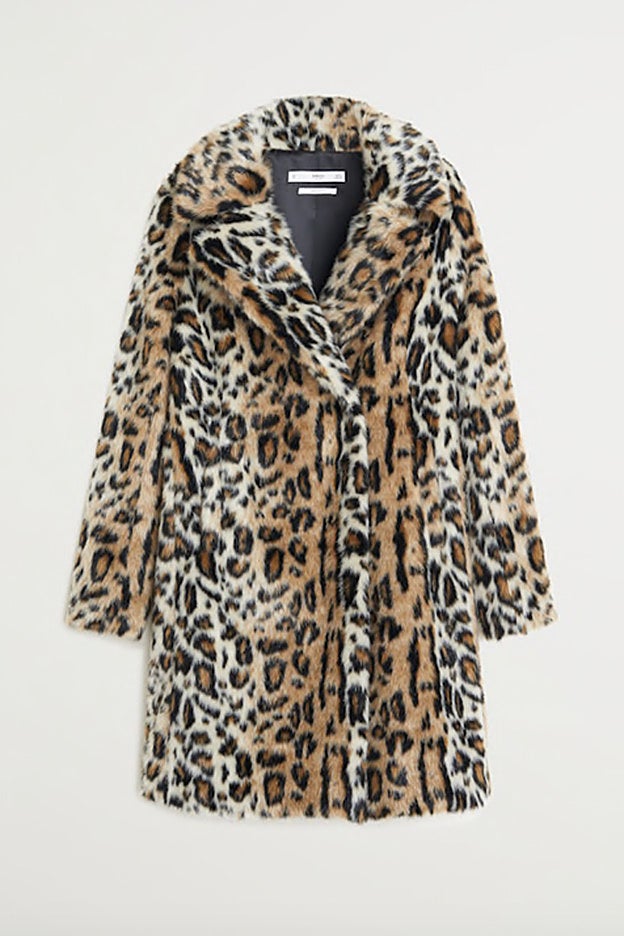 El abrigo de pelo sintético con efecto leopardo de Mango, algo más claro que el de Gala González.