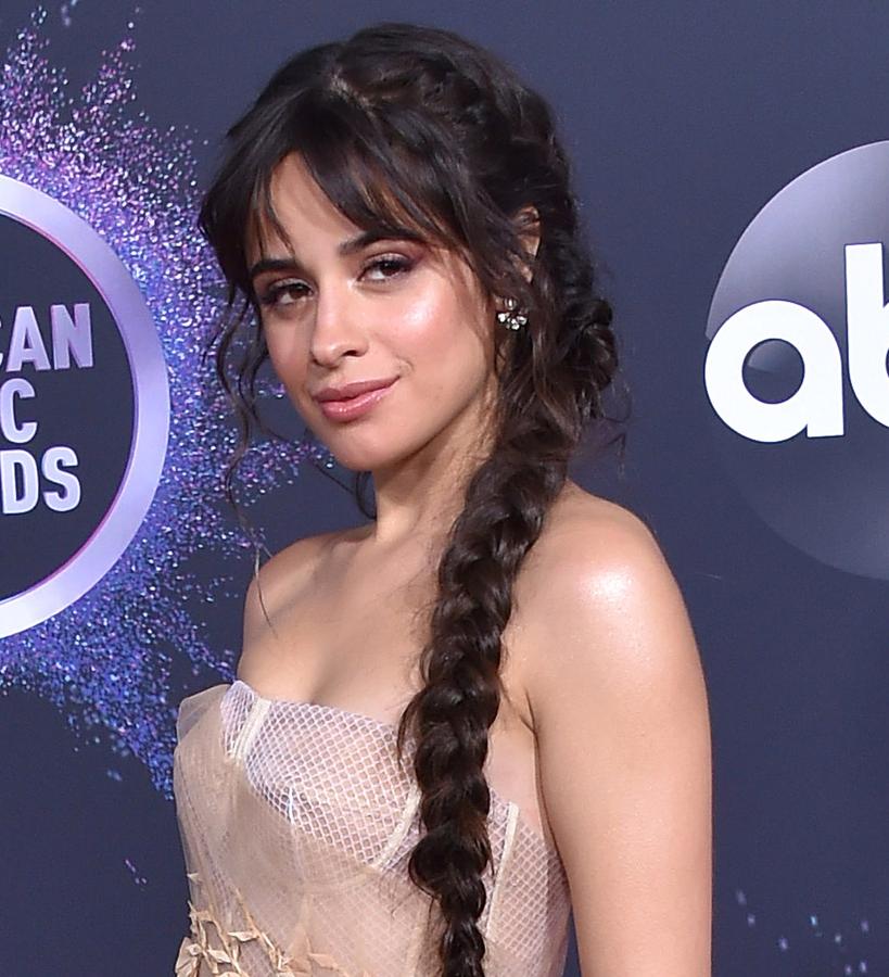 Camila ha optado por el lado más femenino de la naturalidad. La ganadora del premio por la Mejor Colaboración del Año por Señorita, junto a su novio, Shawn Mendes, ha elegido la paleta del nude para maquillar ojos, labios y mejillas. Su trenza de tamallo XL y con flequillo y mechones ligeramente rizados completa un look muy etéreo.