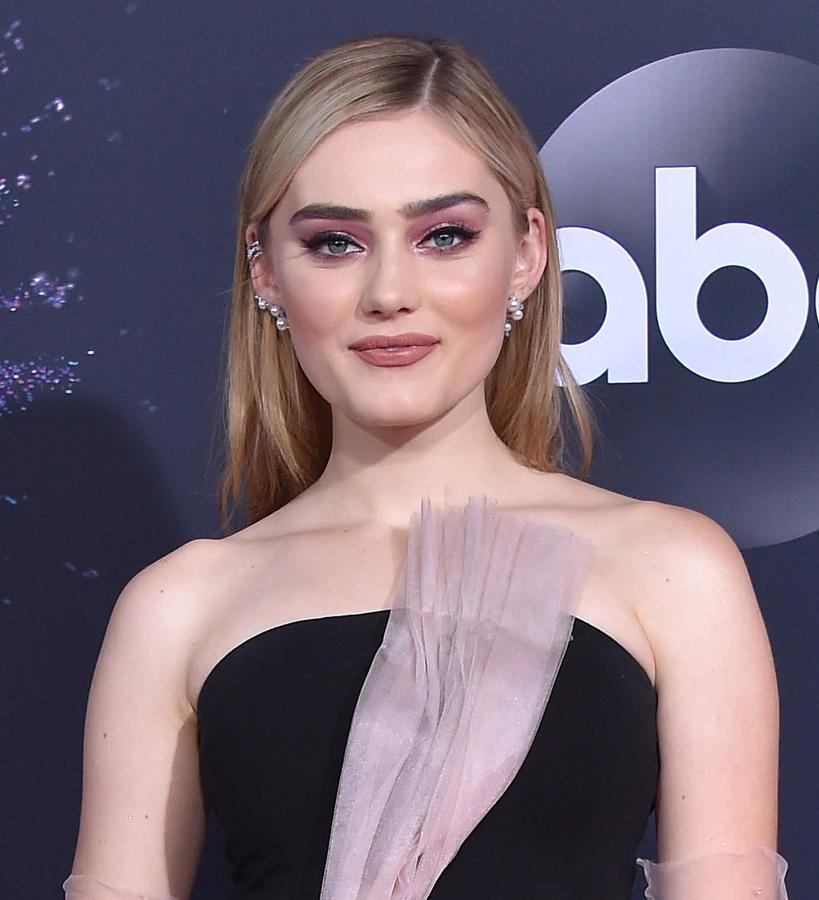 Las sombras malvas de moda, combianadas con un destello metalizado en el lagrimal, son el dúo protagonista en la mirada sofisticada de la actriz y cantante. Un eyeliner clásico y un par de capas de máscara de pestañas completan una caída de ojos de lo más sensual. Sus labios, maquillados de manera natural, no aumentan el protagonismo de sus ojos.