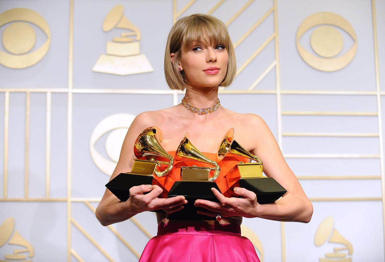 En 2016 ingresó 170 millones de dólares, ganó 3 premios Grammy y ocupó el número 1 en la lista Forbes Celebrity 100. Swift también superó en 2016, obteniendo un ingreso de 170 millones gracias a su mega gira 1989.