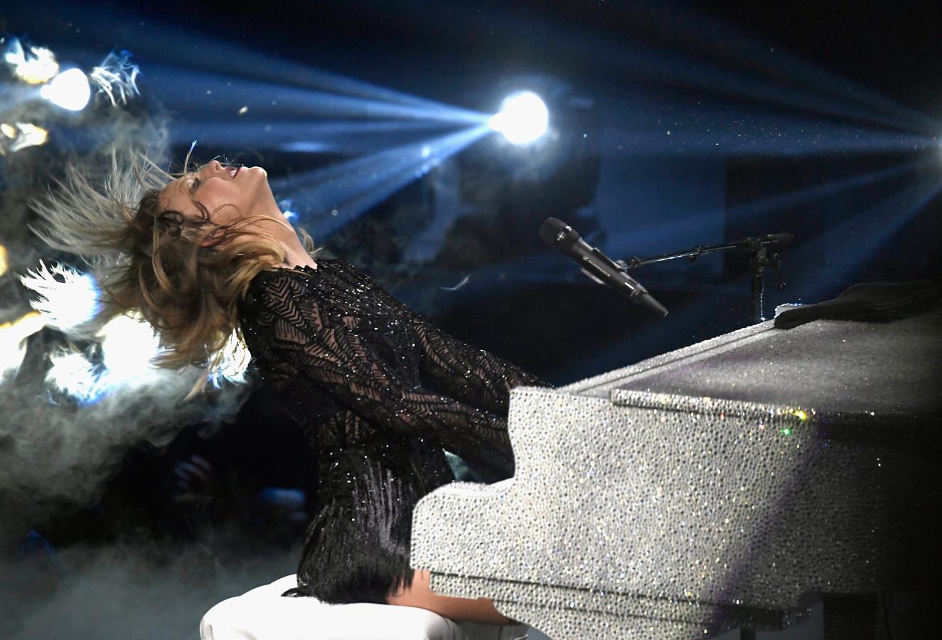 Una canción en el número 1, desapareció por 6 meses y lanzó Reputation. nueva reputación: . “La vieja Taylor no puede ponerse al teléfono ahora mismo / ¿Por qué? / Porque ella está muerta". Con esa línea icónica, Swift dejó atrás la imagen de niña buena del pop y abrazó una nueva personalidad, una más vengativa. El disco fue el resultado de una lucha pública contra Kim Kardashian y Kanye West y el tem 'Look what you made me do' se disparó al número 1 en el Billboard Hot 100, convirtiéndose en su quinto sencillo en hacerlo.