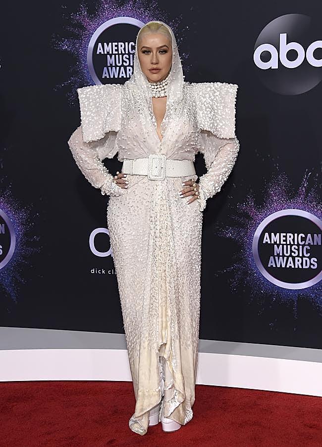 Christina Aguilera con un original vestido blanco con hombreras y capucha de Jean Paul Gaultier.