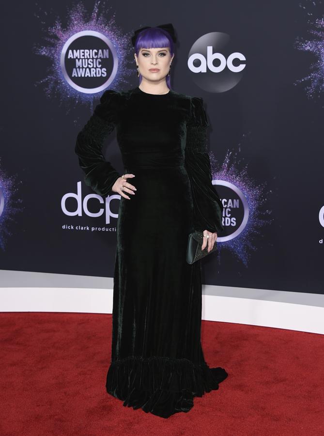 Kelly Osbourne con un vestido largo de terciopelo verde.
