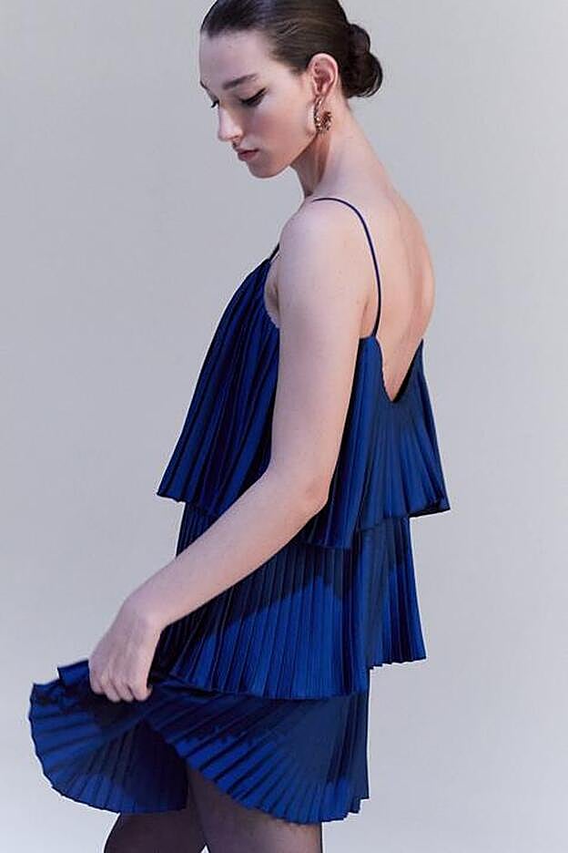 El vestido con volantes plisado y en azul intenso