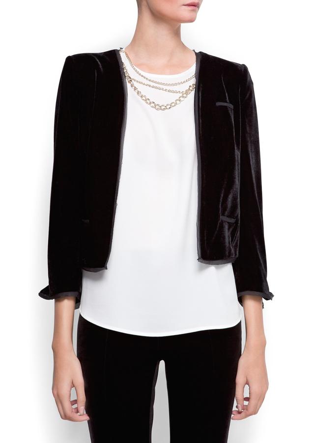 Entre las más exitosas está esta blazer aterciopelada de Mango, que está agotada en todas las tallas. Cuesta 49,99 euros.