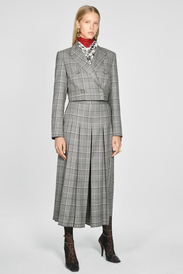 En gris con cuadros de inspiración british, esta blazer corta de Zara cuesta 69,95 euros y está agotada en su talla más pequeña, la XS.