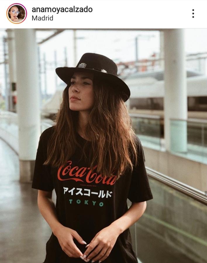 También es fan del cabello liso y ondulado, pero de vez en cuando la influencer también se deja ver en Instagram con su cabello al natural y para darle un toque más estiloso a la melena, no duda en atreverse con accesorios como este sombrero.