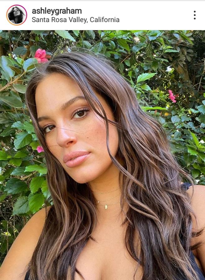 Ashley Graham es la naturalidad personificada, eso nos lo demuestra en la mayoría de publicaciones que comparte en la red social, como esta en la que hemos podido descubrir que su cabello en estado natural es así de perfecto.