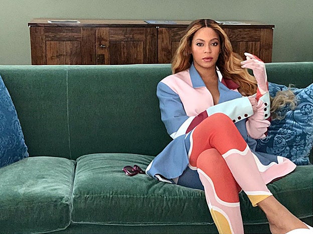El traje multicolor de Beyoncé es de la firma libanesa Jeux de Mains.