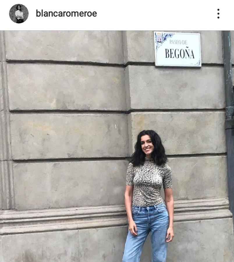 Blanca Romero es una fan incondicional de llevar su melena al natural. Una melena midi ligeramente ondulada y con mucho volumen que aporta carácter a todos sus looks.