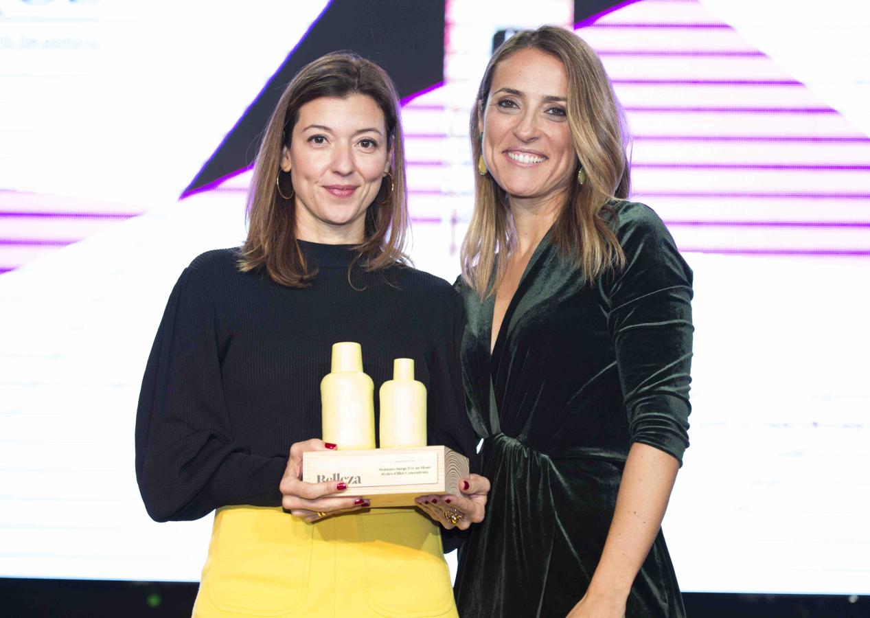 El galardón ha recaído en  Moisture Surge Eye 96-Hour Hydro-Filller Concentrate de Clinique . Ha recogido el premio Lorena Fernández, brand manager de Clinique y se lo ha entregado Amaia Campos.
